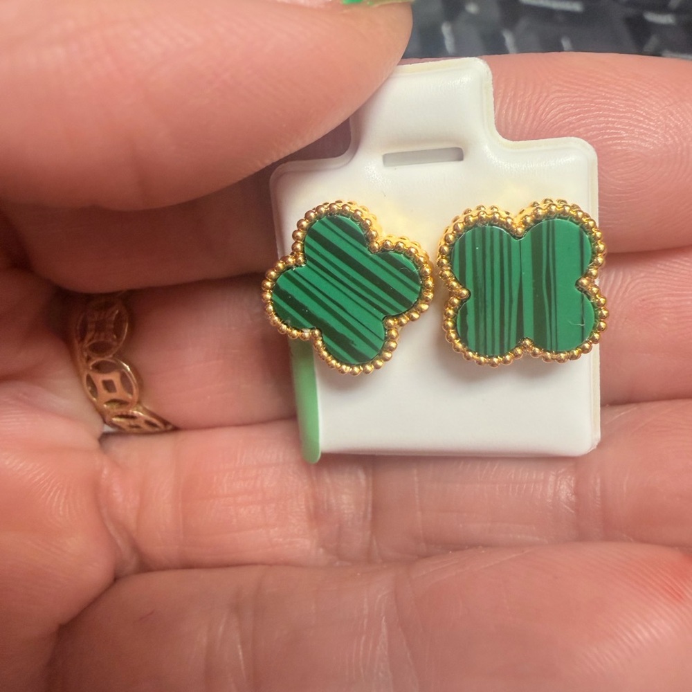 18K Gold-Trim Green Clover Stud Earrings 15mm / weight 0.90 grams